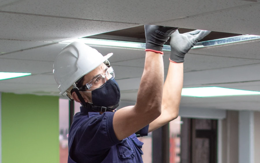 Técnico arreglando el techo